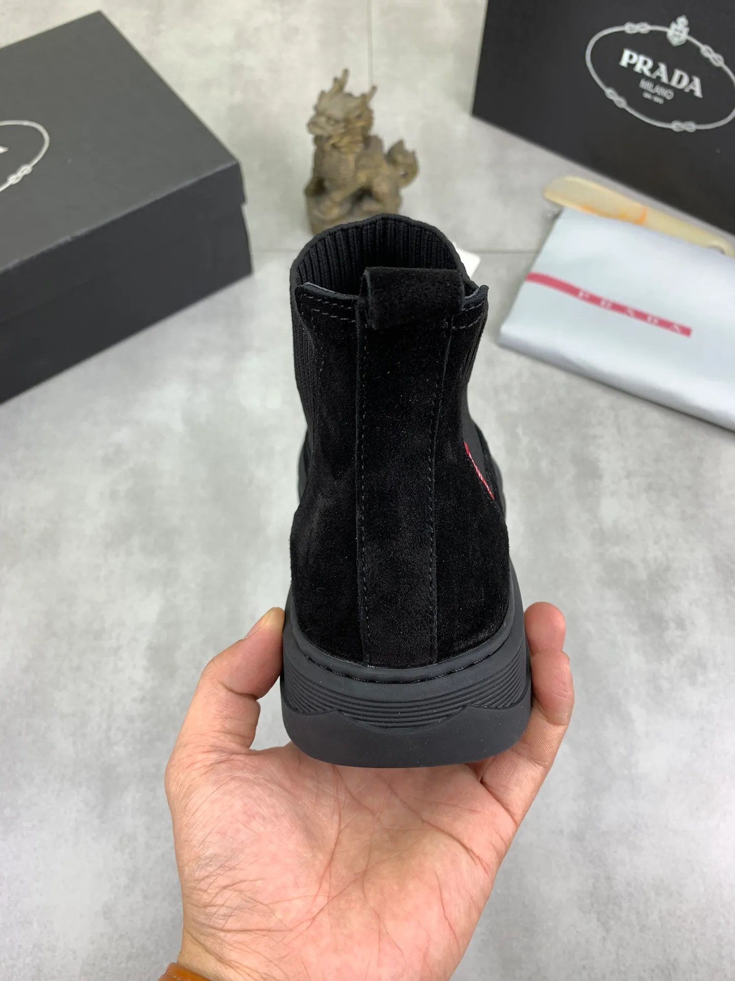 Men's shoes 💰P480 new style, sheepskin and velvet lining, new PRADA (Prada) high tops are on the market, new men's shoes, 😘 fabrics are selected from original imported calfskin. Soft sheepskin lining and warm fleece lining. The original version is awesome! 👍🏿Original open-molded non-slip PU outsole, with exquisite lines, simple and elegant, super comfortable and classy on foot, suitable for leisure travel. Code number:38-44